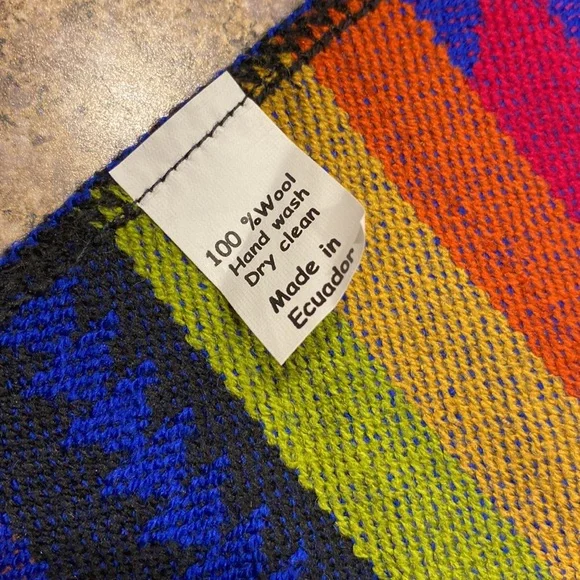 Wool Women’s Wrap or Cape Colorful Aztec Type Design Made in Ecuador One Size - Picture 9 of 16